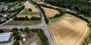 Ampel oder Kreisverkehr an der Straßeneinmündung bei der Wiesengrundhalle Dätzingen. Das muss noch entschieden werden. Derzeit ist provisorisch eine Ampelanlage aufgestellt worden.